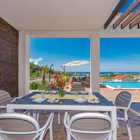 Casta Villa *
